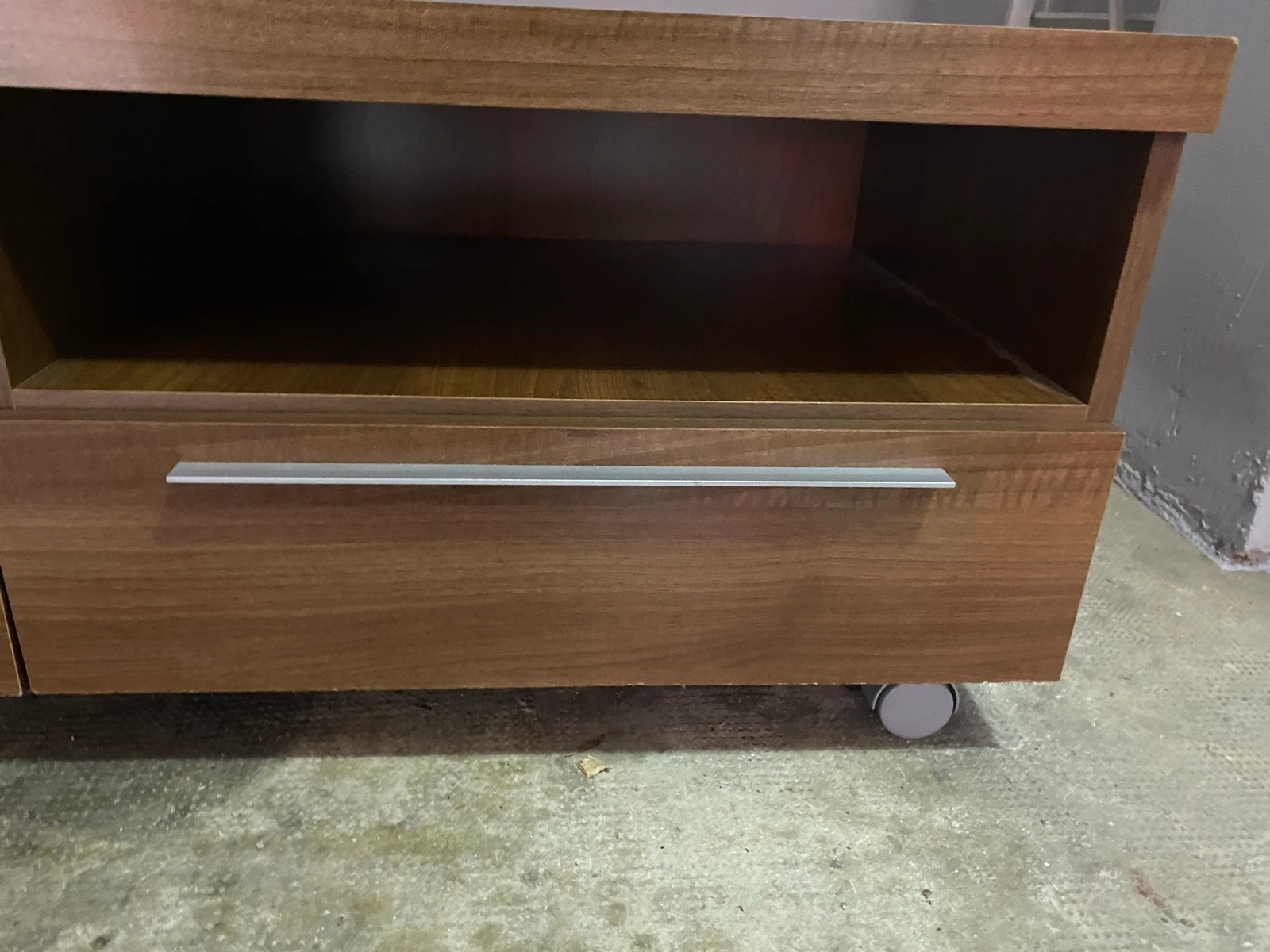 Mueble bajo con ruedas y cajones – photo 2